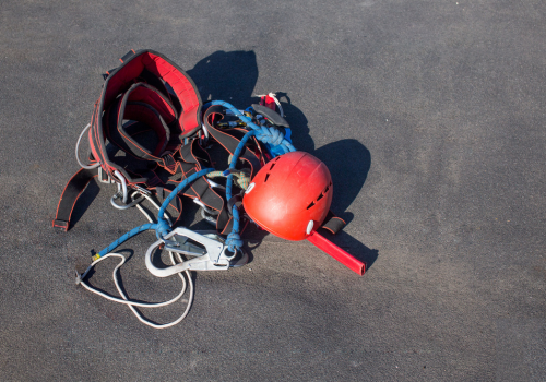 Equipamentos de alpinismo industrial e acesso por corda utilizados em serviços em altura conforme NR-35