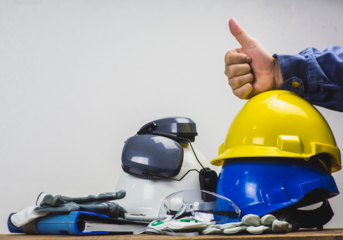 Equipamentos de proteção individual organizados com sinal de positivo indicando segurança no ambiente de trabalho