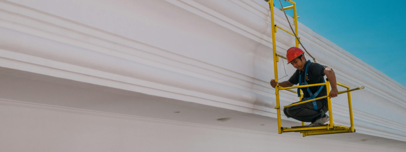 Trabalhador executando serviço em altura com segurança, utilizando estrutura de acesso conforme a NR-35