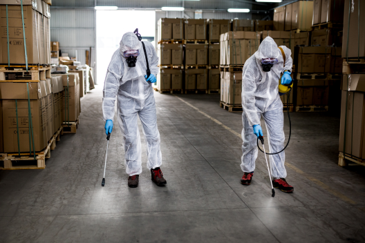 Limpeza aérea e técnica em áreas de estocagem: controle de contaminação em ambientes críticos com produtos e EPIs adequados.