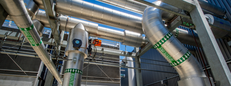 Estrutura metálica elevada em fábrica, ambiente ideal para limpeza aérea industrial com acesso por corda