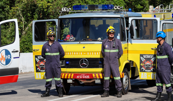 Equipe da Hr em frente aos seus veículos, garantindo a segurança em eventos.