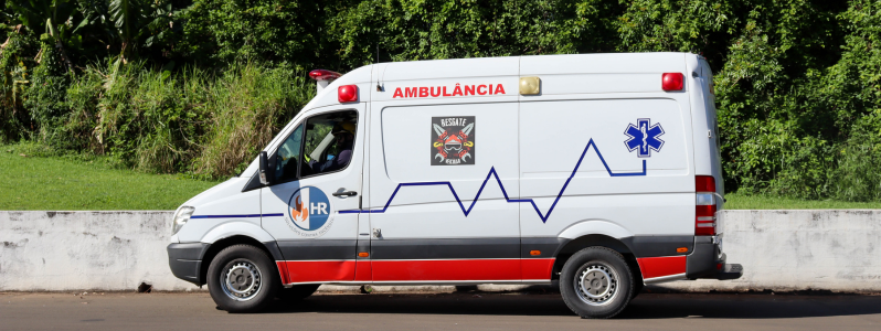 Imagem de uma ambulância, HR oferecendo suporte médico em um evento.