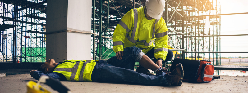 Trabalhador recebendo suporte médico em uma obra.