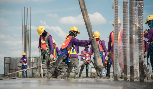 Obras industriais com foco em segurança e atendimento às normas NR12, NR10 e NR35.