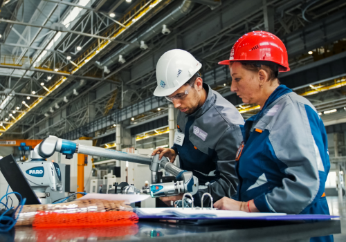 Aplicar o Treinamento NR 12 garante que os processos industriais sejam conduzidos com mais segurança e responsabilidade técnica.