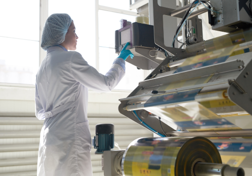 Técnica industrial operando equipamento automatizado com segurança e capacitação conforme Treinamento NR 12
